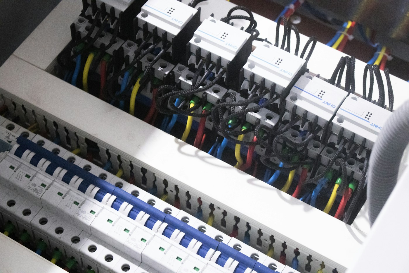 Detalle de conexiones y protecciones en un cuadro eléctrico